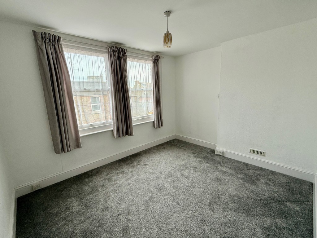 Lot: 100 - SUBSTANTIAL CORNER PROPERTY WITH POTENTIAL - Second floor - bedroom